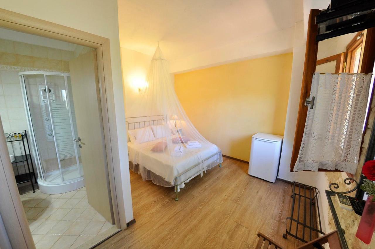 Adamantia Hotel Гайос Екстериор снимка