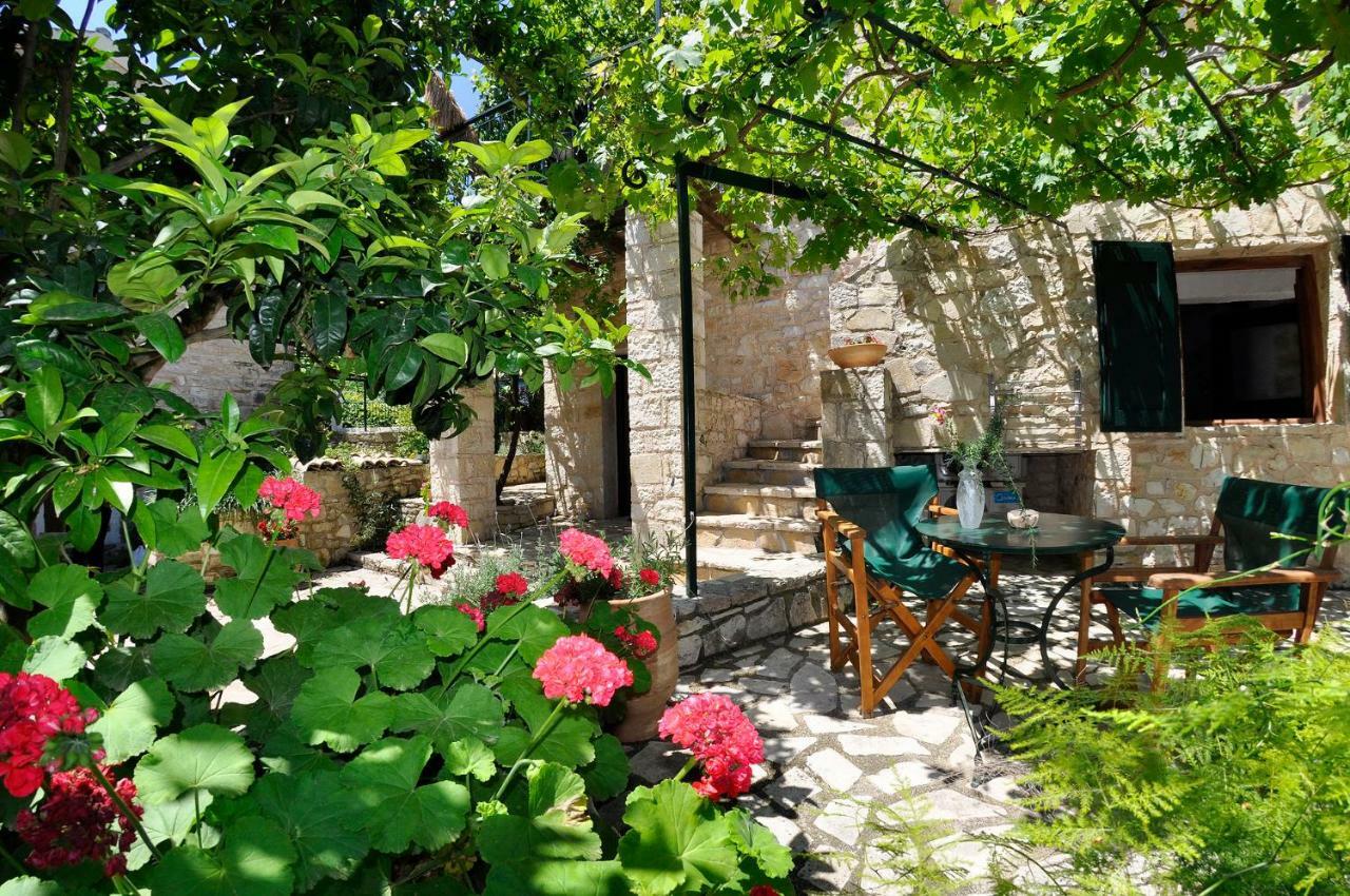 Adamantia Hotel Гайос Екстериор снимка